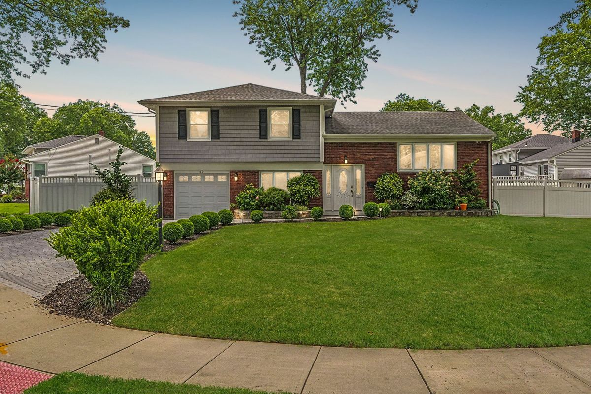 40 Oleander Way, Clark, NJ